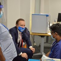 Nueva cepa de coronavirus provocó aumento exponencial de casos: secretario de Salud de Reino Unido