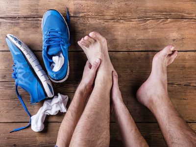 El clásico truco de las abuelas para que las zapatillas nuevas no te lastimen: necesitás broches y algodón