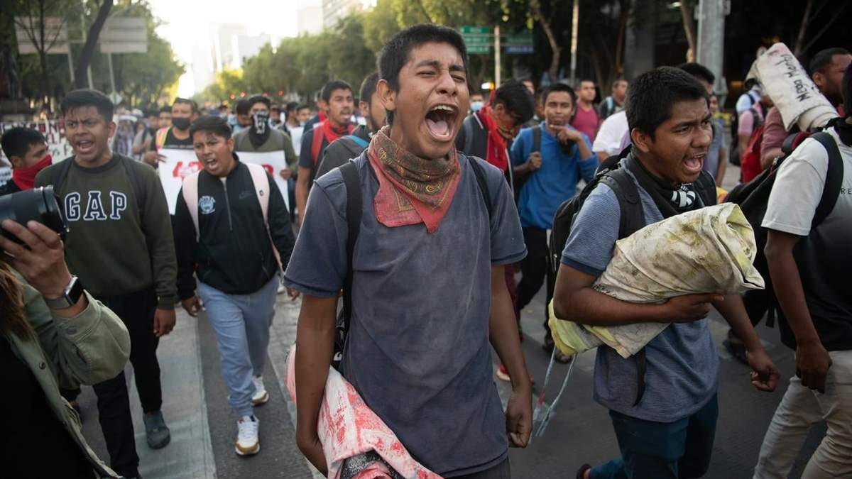 Consignas durante la marcha, a 9 años de la desaparición de normalistas