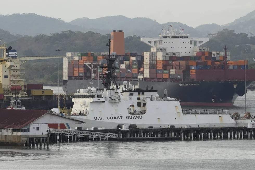 Un barco de la Guardia Costera de Estados Unidos atraca en una base naval a lo largo del Canal de Panamá, en la Ciudad de Panamá, el jueves 13 de marzo de 2025