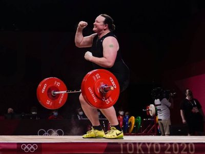 Laurel Hubbard, primera atleta transgénero en Juegos Olímpicos, es eliminada en halterofilia