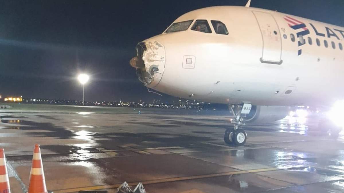 El avión logró aterrizar sin la nariz