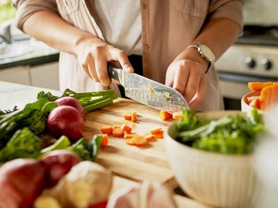 Con 2 ingredientes: sacá el moho y suciedad de tu tabla de madera de cocina con este trucazo