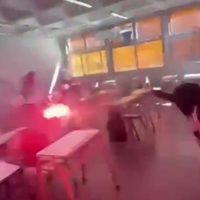 Hicieron una "guerra de bengalas" en el aula y en las redes los compararon con Hogwarts
