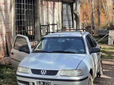En cuestión de segundos les robaron el auto afuera de una pizzería