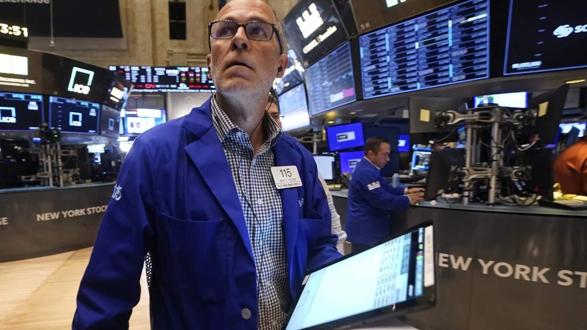 El corredor Mark Puetzer trabaja en el piso de la Bolsa de Valores el martes 6 de agosto de 2024, en Nueva York