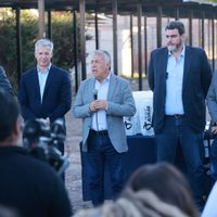 El motivo por el que Cornejo apuró la entrega de viviendas
