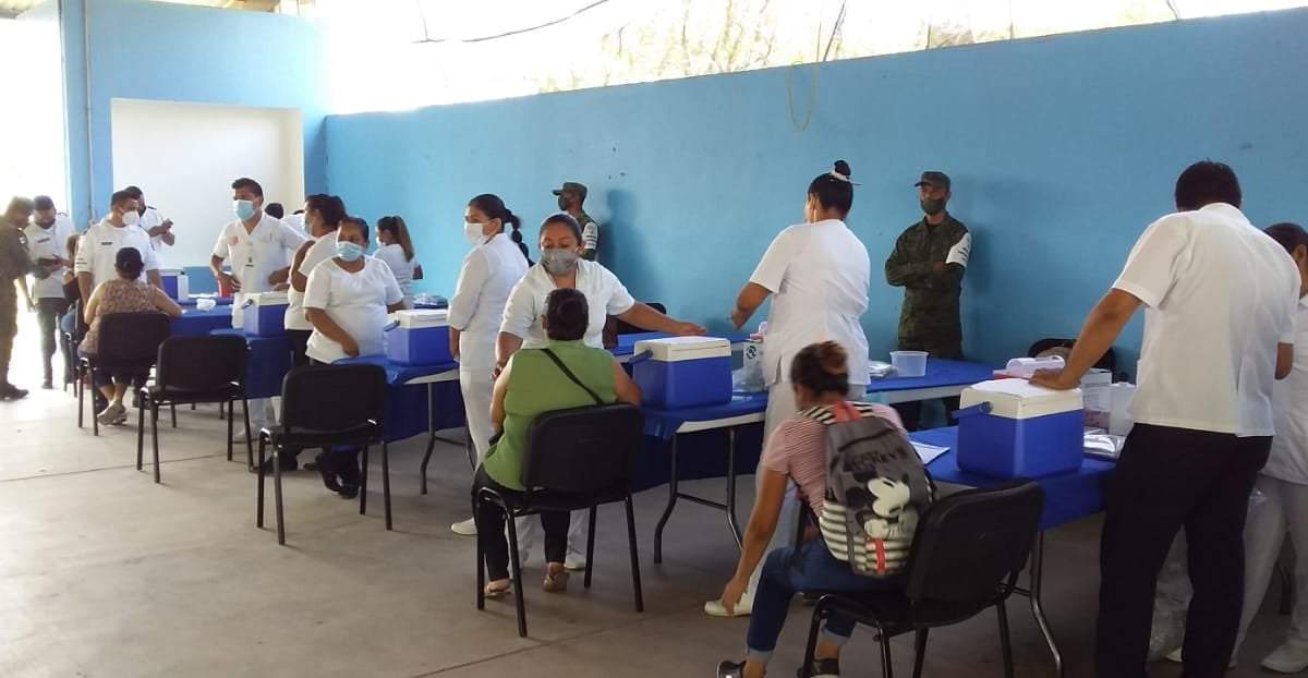 Vacunación a maestros en Guerrero