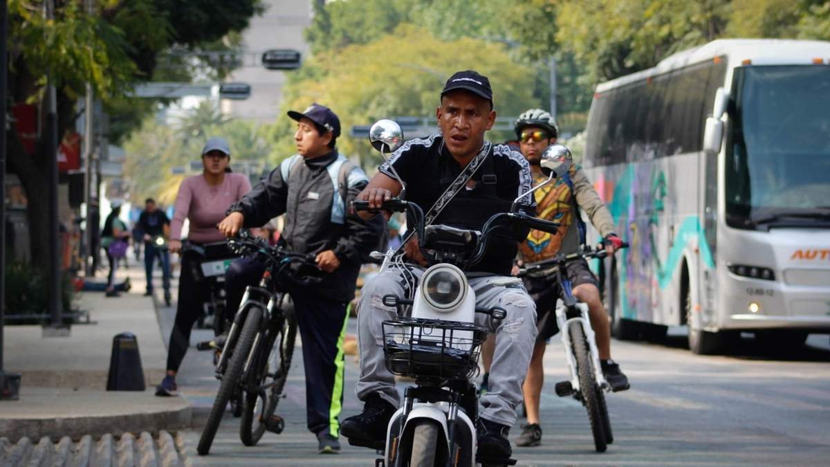 Usuario de motocicleta eléctrica