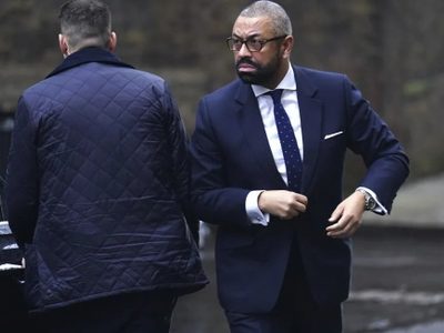 Critican a ministro británico por bromear sobre drogar a su esposa