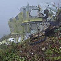 Hallan un cuerpo cerca de los restos de avión que se estrelló con 11 personas a bordo en Indonesia