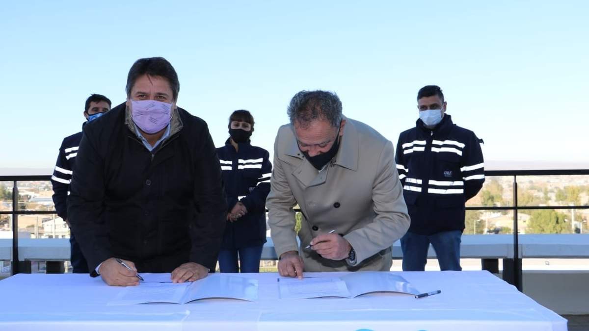 Firma del contrato. Fuente: (Twitter)