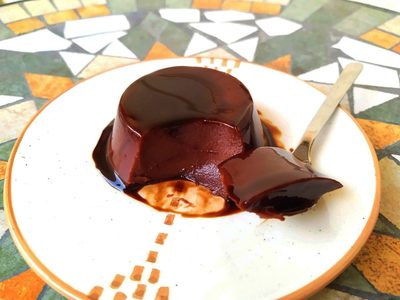 Flan de chocolate en microondas en 15 minutos: la receta fácil y rápida que necesitás probar