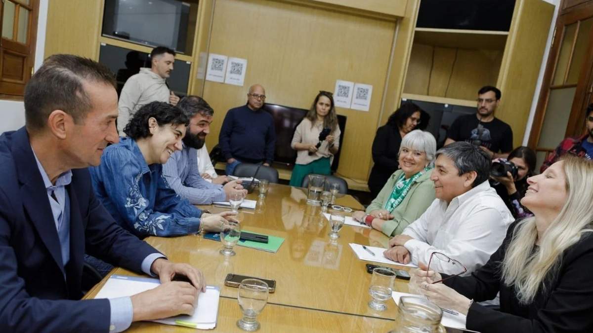 Los gremios y el gobierno negocian las paritarias 2026. Fuente: (Minuto Neuquén)