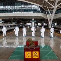 China levanta las restricciones en Wuhan, ciudad donde se inició el brote de coronavirus