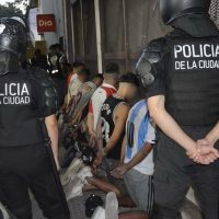 Violencia en el fútbol: la policía detuvo a barras de Nacional de Uruguay y los acusan de causar incidentes en CABA