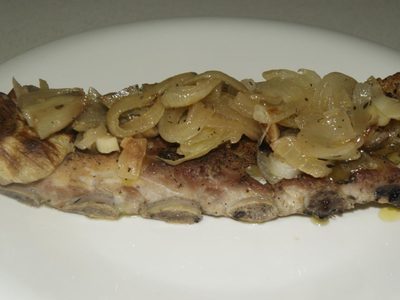 Costillitas de cerdo con cebolla caramelizada: vas a quedar como un verdadero chef con esta recetaza