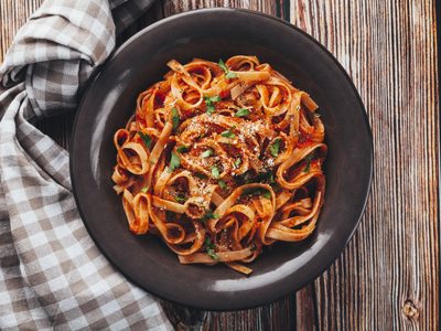 Tallarines exprés con pollo: en pocos minutos prepará la receta más jugosa para salvar tu almuerzo o cena