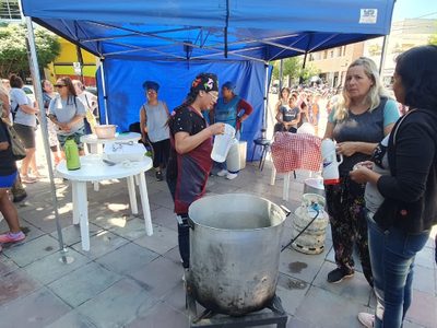 Libres del Sur instaló “un gran comedor popular” frente a Casa de Gobierno