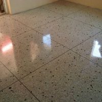 Con pocos ingredientes, el truco infalible para dejar reluciente tu piso de granito