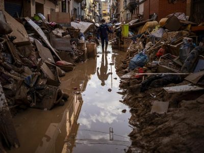 Una semana después de inundaciones en España, familias siguen buscando a seres queridos