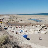 Las Grutas: la bajada de una playa en un estado desastroso a 8 días del inicio de la temporada