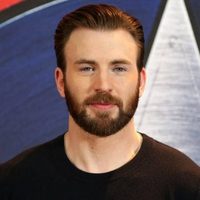 Entrá a la nota y descubrí cómo dejó Chris Evans a su mascota después de... ¿un corte de pelo?