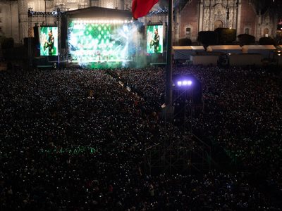 Hay 130 mil personas en el Zócalo para ver a los Tigres del Norte y dar el Grito de Independencia