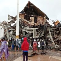 Al menos 34 fallecidos y 600 heridos tras fuerte terremoto en Indonesia: devastadoras imágenes