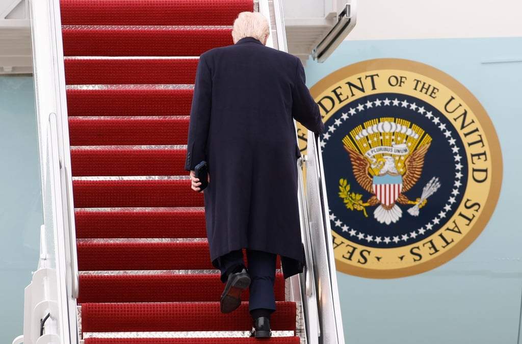 El presidente Donald Trump sube las escaleras del Air Force One en la Base Conjunta Andrews, en Maryland, el 27 de marzo de 2026
