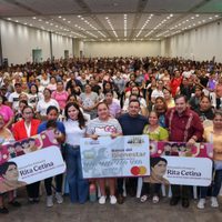 Arranca entrega de tarjetas de la Beca Rita Cetina: estos son los requisitos