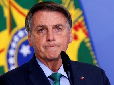 Bolsonaro insta a los camioneros desbloquear las carreteras para no afectar la economía