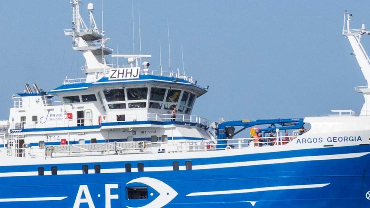 El barco pesquero sufrió un accidente por las condiciones meteorológicas. Fuente: (X)