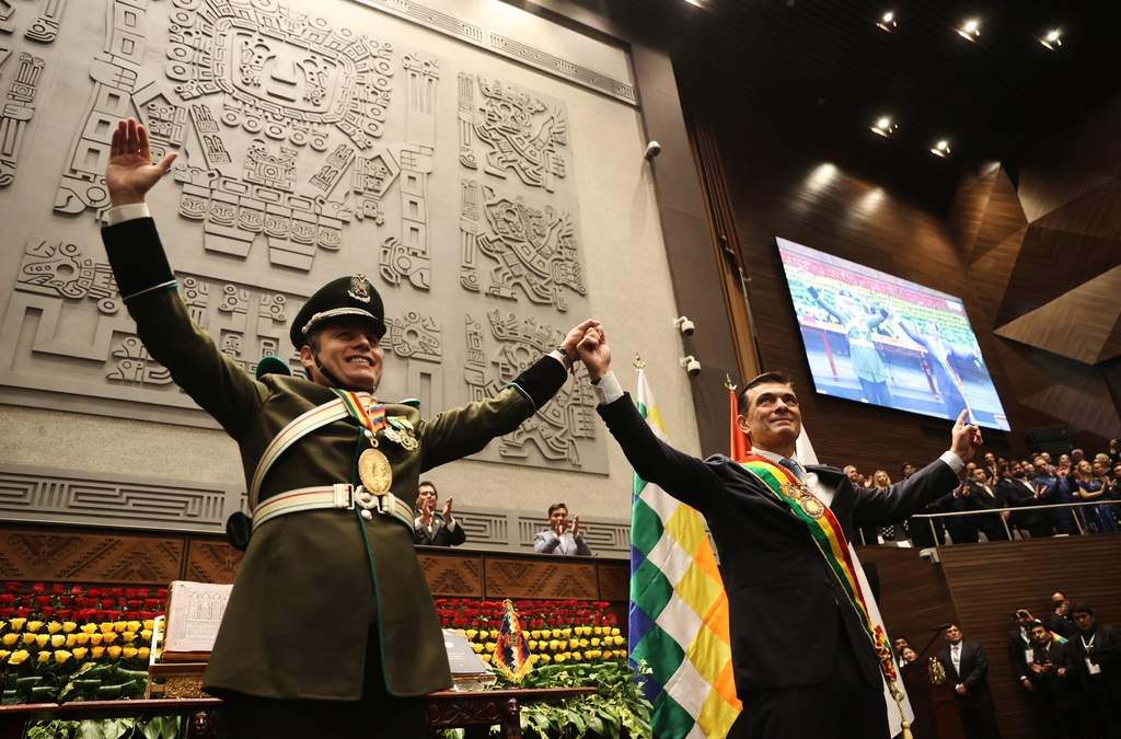 El presidente Rodrigo Paz, a la derecha, y el vicepresidente Edman Lara se toman de las manos después de la ceremonia de juramentación en La Paz, Bolivia, el sábado 8 de noviembre de 2025