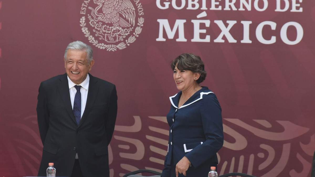 El presidente junto a Delfina Gómez