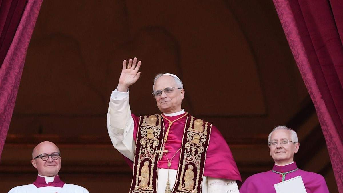El nuevo papa en la logia central de la Basílica de San Pedro tras ser elegido pontífice de la Iglesia católica, en el Vaticano