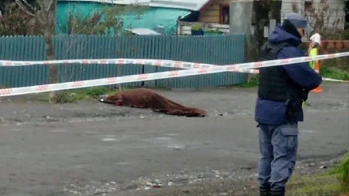 El cuerpo de Matamala permaneció en el lugar mientras Criminalística relevó la escena. Fuente: (Diario Andino)