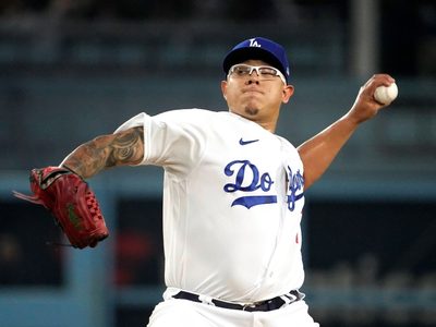 Julio Urías es arrestado por violencia doméstica en Los Ángeles
