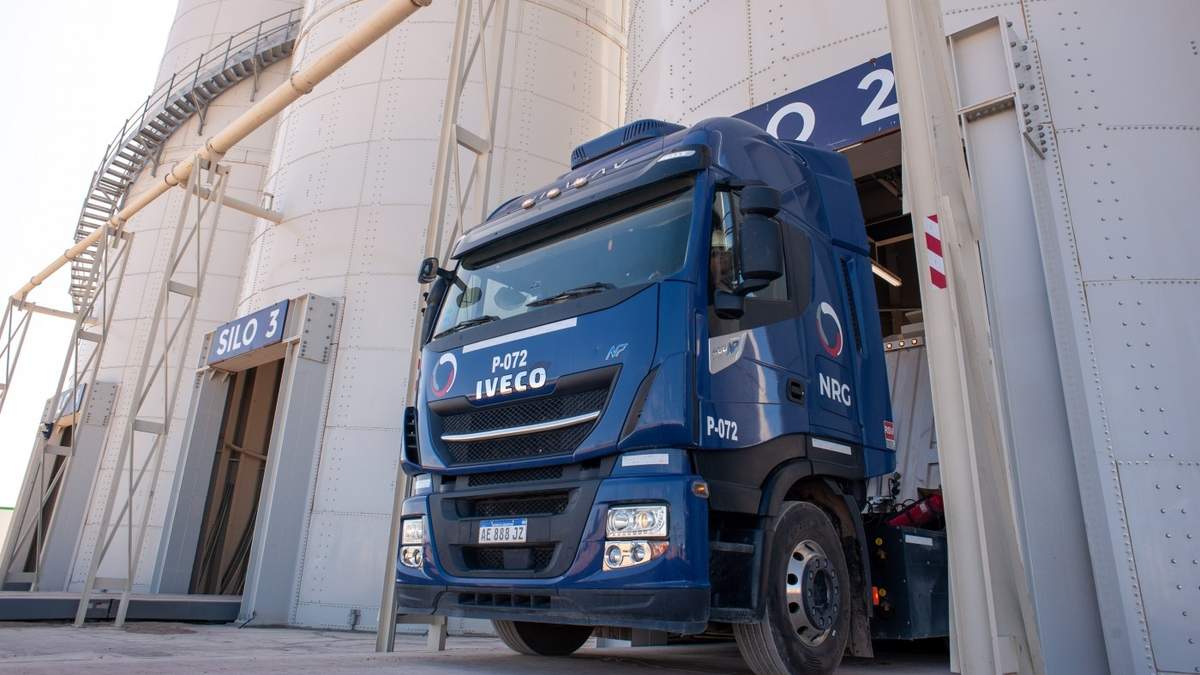 Los camiones transportan arenas silíceas para Vaca Muerta.  Fuente: (NRG)