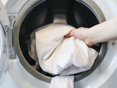El truco de las lavanderías para dejar tus sábanas blancas como nuevas en pocos minutos