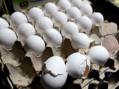 Precios de huevos alcanzan récord pese a predicciones de Trump y disminución de gripe aviar