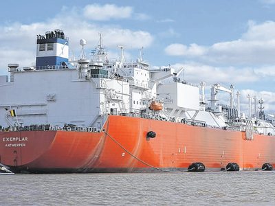 Está demorado por paro de portuarios el buque regasificador de GNL