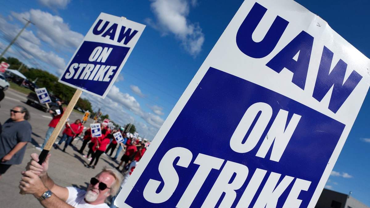 Miembros del sindicato United Auto Workers durante la huelga en la Planta de Ensamblaje Ford Michigan