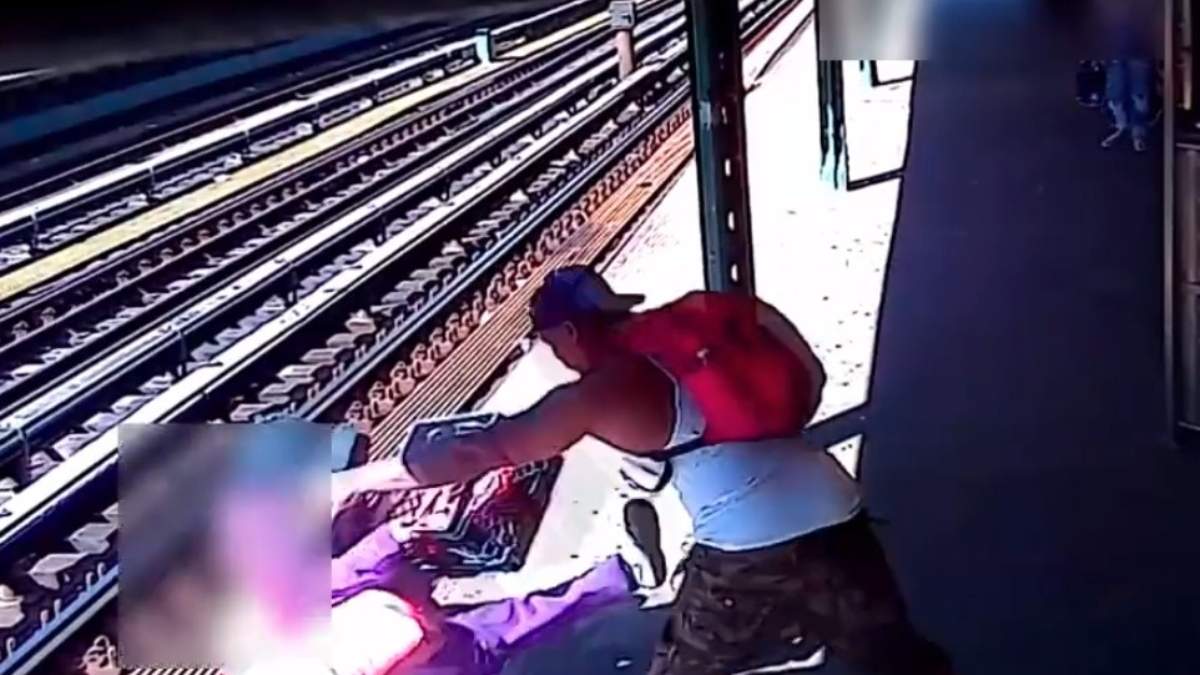 El momento en el que uno hombre arroja a la mujer a las vías del Metro