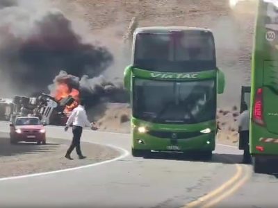 Camión de gas chocó contra un auto, que luego se incendió, en la ruta 237