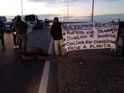 Hospitalarios despedidos vuelven a cortar la Ruta 22 en Plaza Huincul