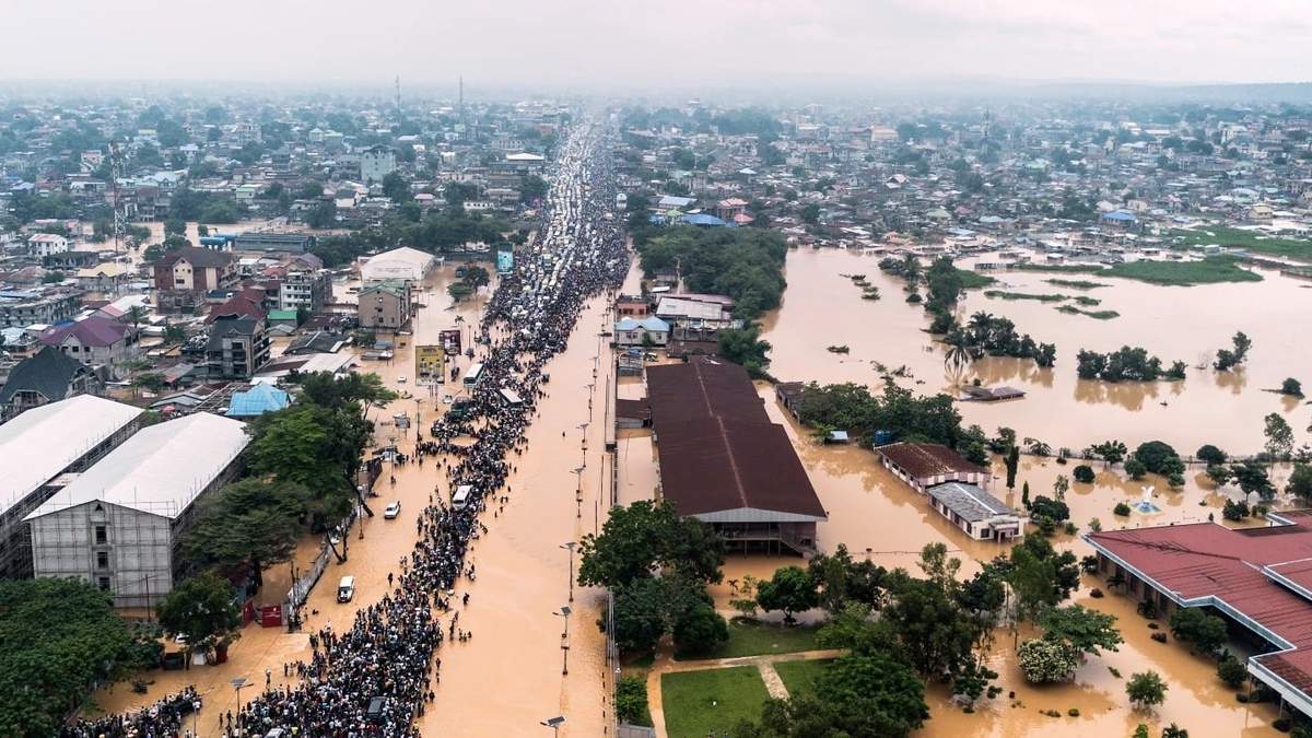 Fuertes lluvias inundan la capital del Congo y matan al menos a 22 personas