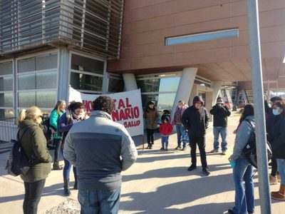 Centenario: Trabajadores del Hospital Natalio Burd protestaron frente al CAM