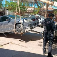 Tras una persecución, detuvieron a tres jóvenes y hallaron una vaina servida en el auto