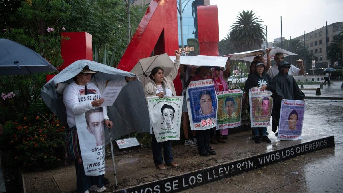 Aun con la lluvia, madres y padres de los normalistas de Ayotzinapa marcharon en la Ciudad de México como cada día 26